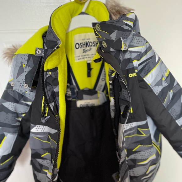 Coat never been used..snow pants hardly used.3 pieces:snow pants,coat and beret - Picture 2 of 6